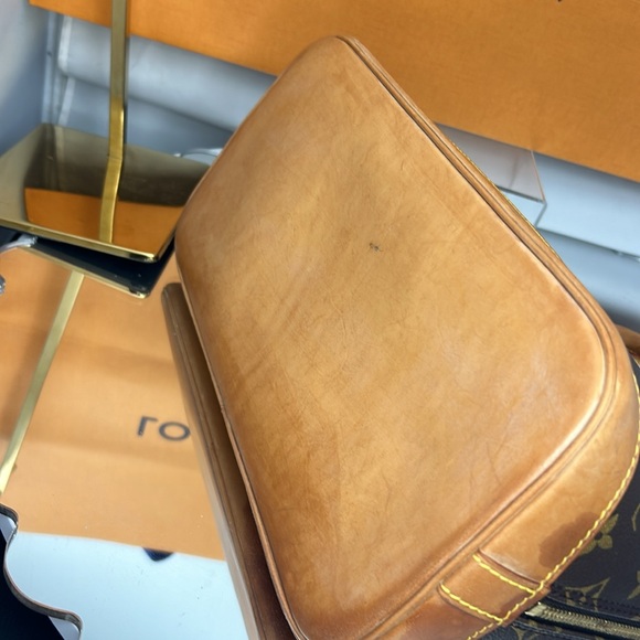 LOUIS VUITTON Louis Vuitton Alma Bag - Picture 6 of 13
